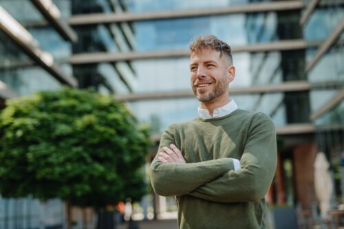 Geschäftsmann vor Gebäude